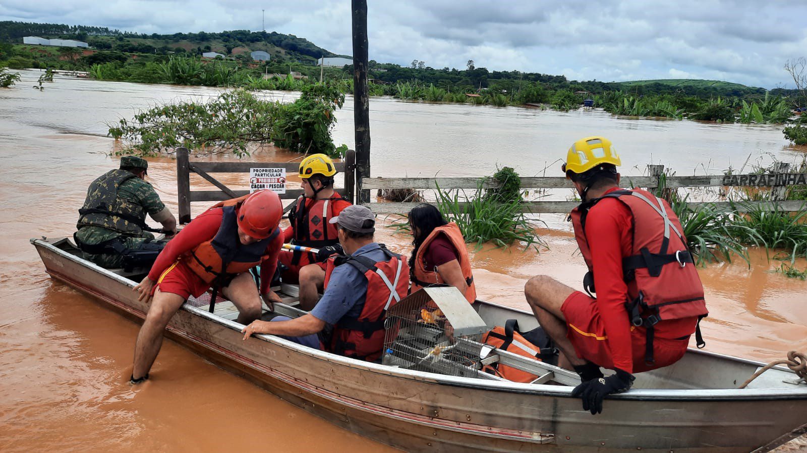 Rio Doce transborda e famílias ficam desabrigadas