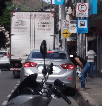 ESTACIONAMENTO EM PONTO DE ÔNIBUS Motoristas questionam estacionamento em pontos quando os ônibus deixam de usar o local