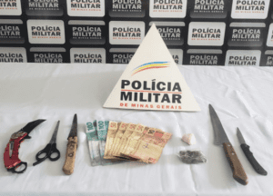 Dinheiro, facas, tesouro e drogas apreendidas