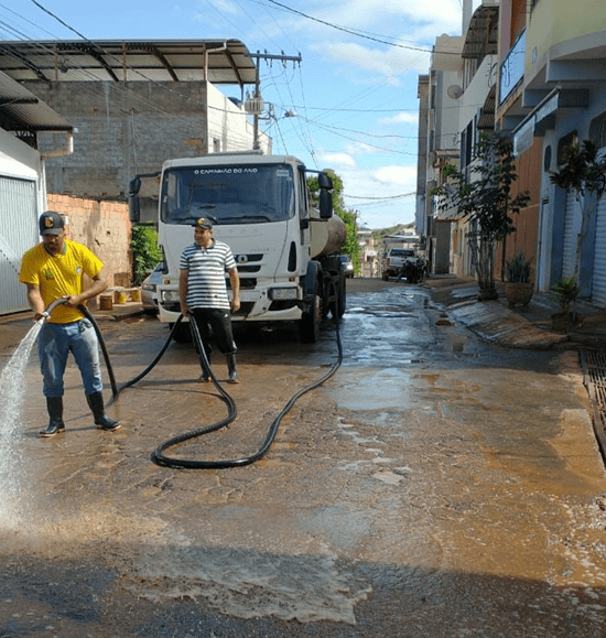 Secretaria de Obras Públicas promove limpeza de ruas no bairro Santa Cruz