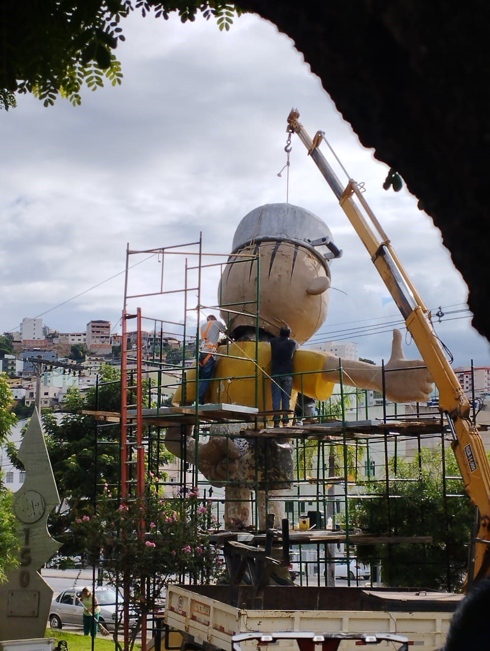 Cabeça de estátua do Menino Maluquinho é retirada para restauração