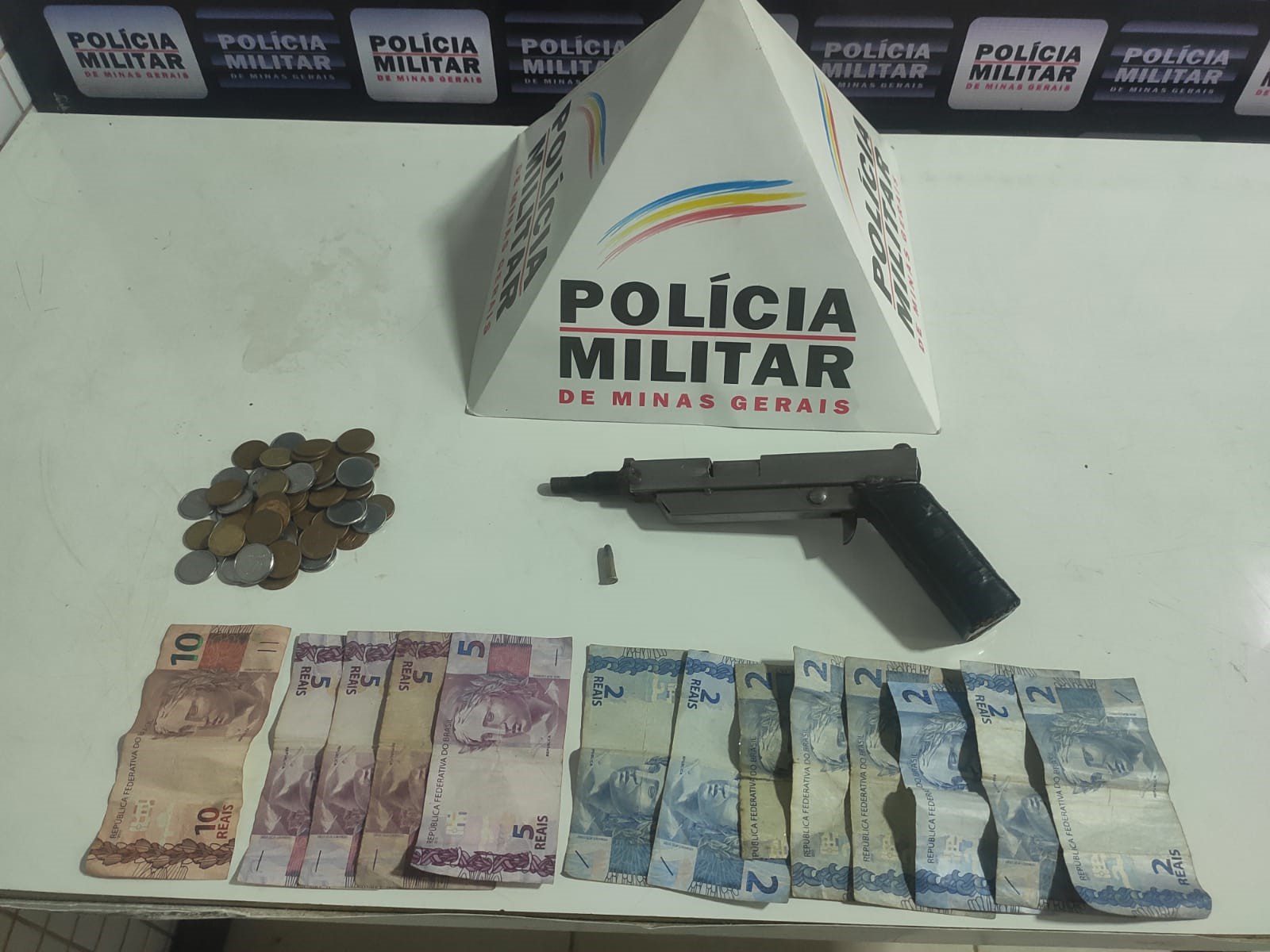 Polícia Militar detém suspeitos de assaltar em padaria e recupera dinheiro roubado