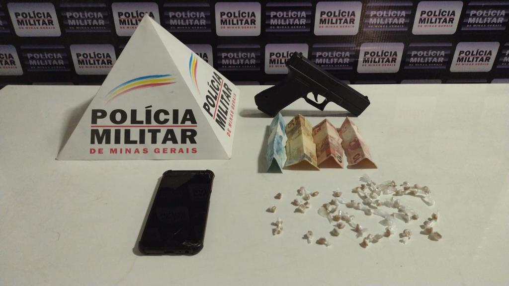 Droga, dinheiro e simulacro de arma de fogo recolhidos pela Polícia Militar