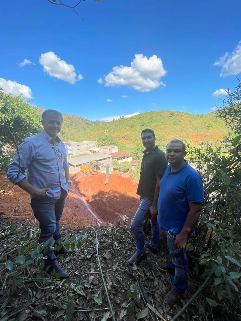 Prefeitura de Inhapim inicia terraplenagem para implantação da nova escola municipal “Antônio Soares de Rezende” em Tabajara