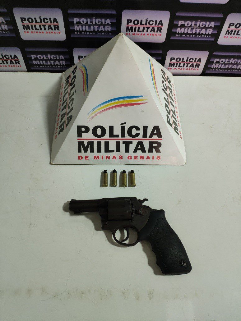 Polícia Militar apreende drogas e arma de fogo no bairro Santo Antônio