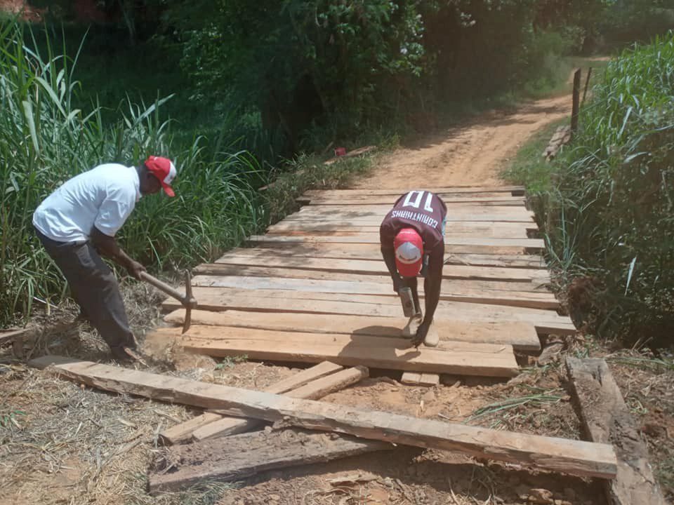 Prefeitura de Inhapim continua realizando manutenção de estradas e de pontes na zona rural