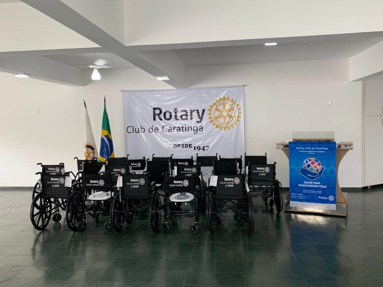 Renda de almoço beneficente reforça banco de cadeiras do Rotary Club Caratinga