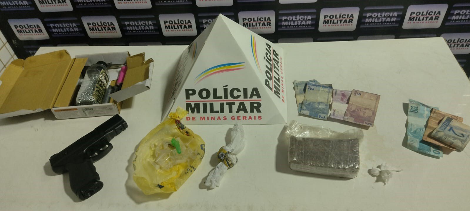 Polícia Militar apreende droga, dinheiro e réplica de arma de fogo