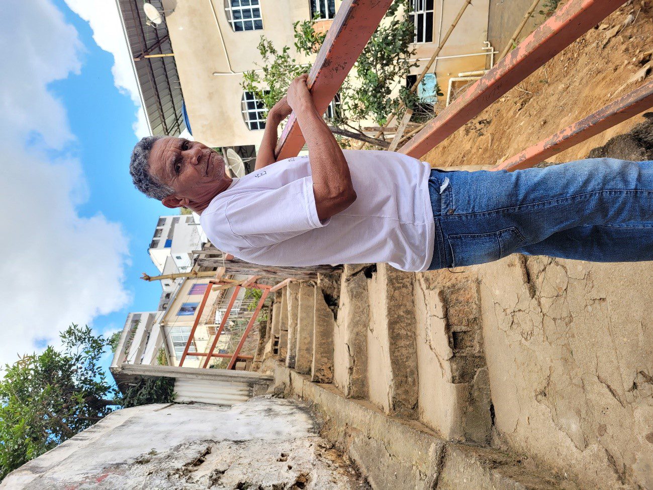 Morador pede reparos em escadaria do Bairro Santa Zita