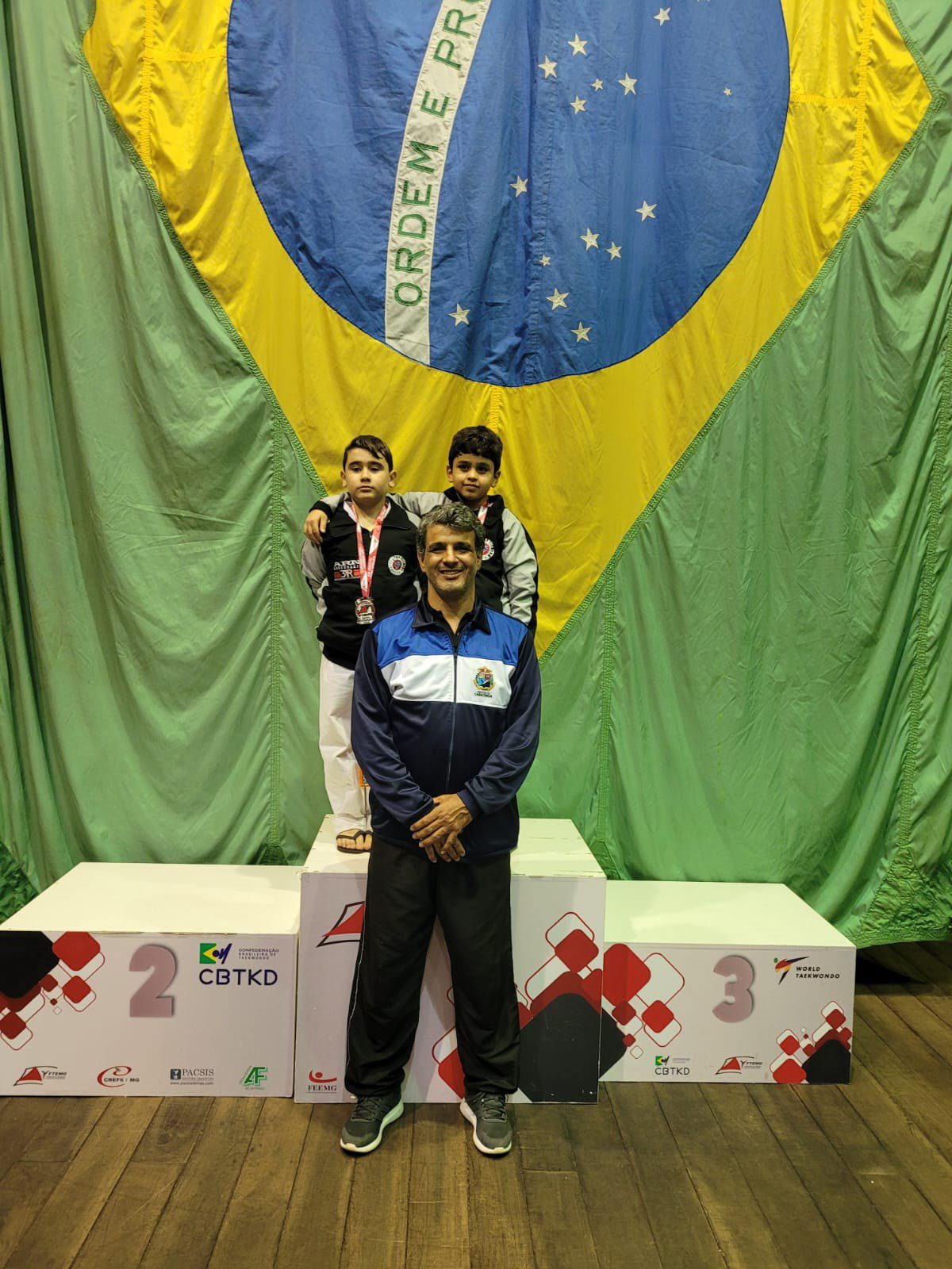 Atletas mirins ganham medalhas de prata em Campeonato Mineiro de Taekwondo