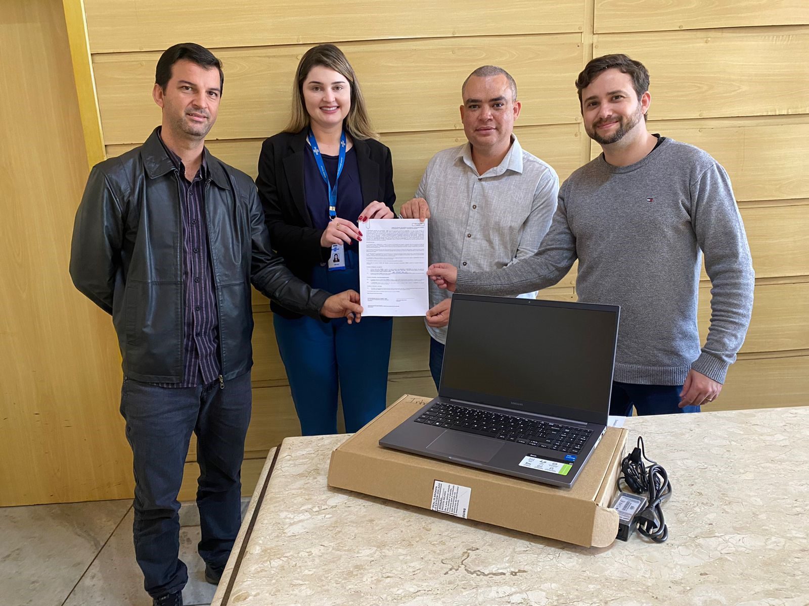 Sala Mineira do Empreendedor de Inhapim recebe doação de um notebook pelo SEBRAE e AMM