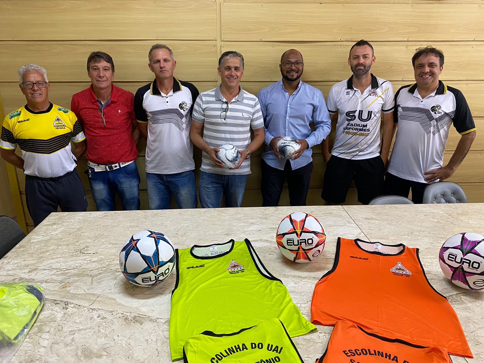 Prefeitura de Inhapim entrega kits esportivos para escolinhas de futebol e futsal