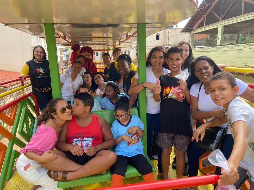 Trenzinho e 'Carreta da Alegria' fazem a festa da criançada