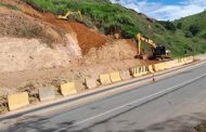 Obras de recuperação de terraplenos e execução de camada de pavimento na BR-116, em Minas Gerais