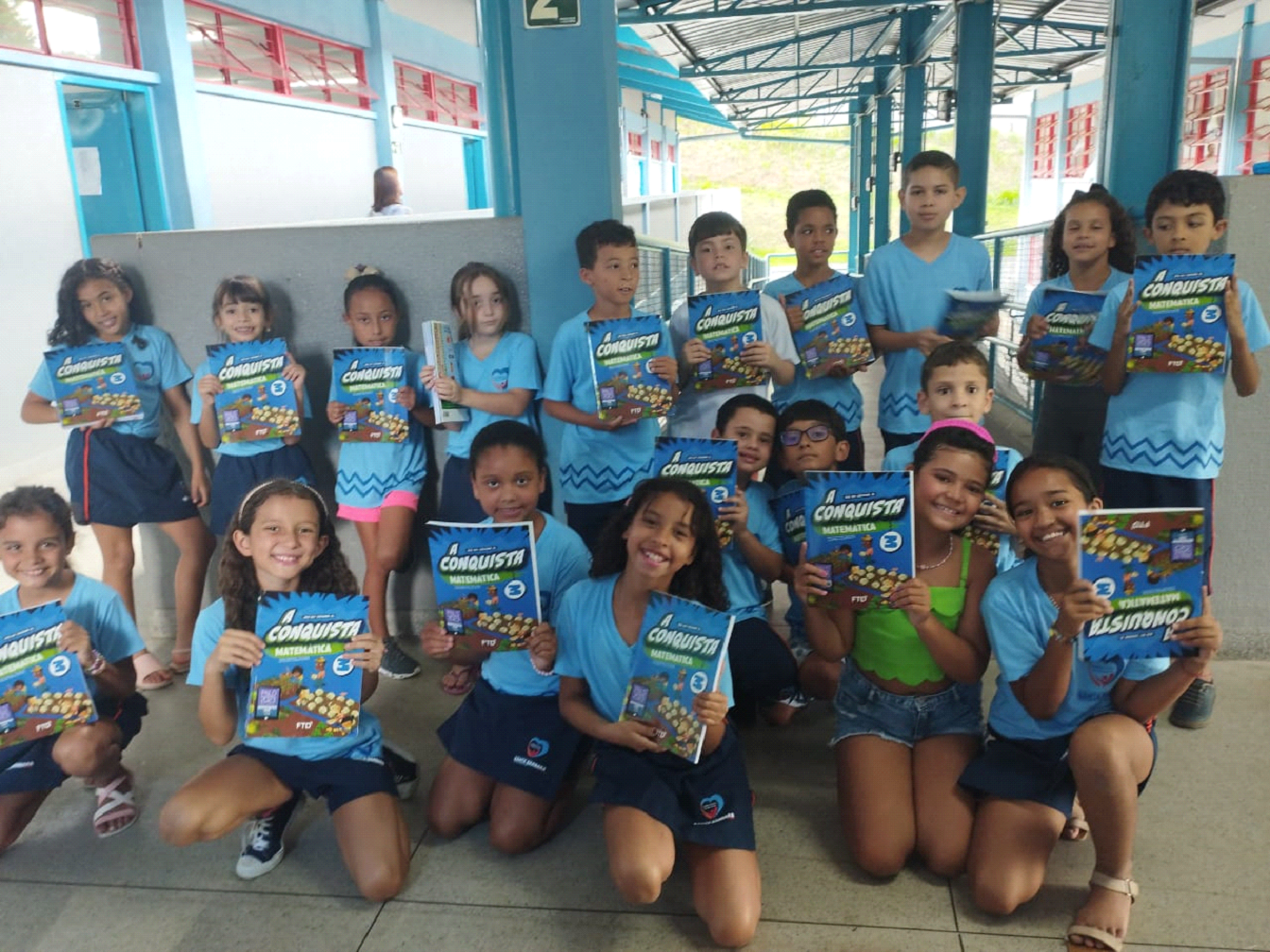 Governo municipal de Santa Bárbara do Leste promove entrega de uniformes e kits escolares