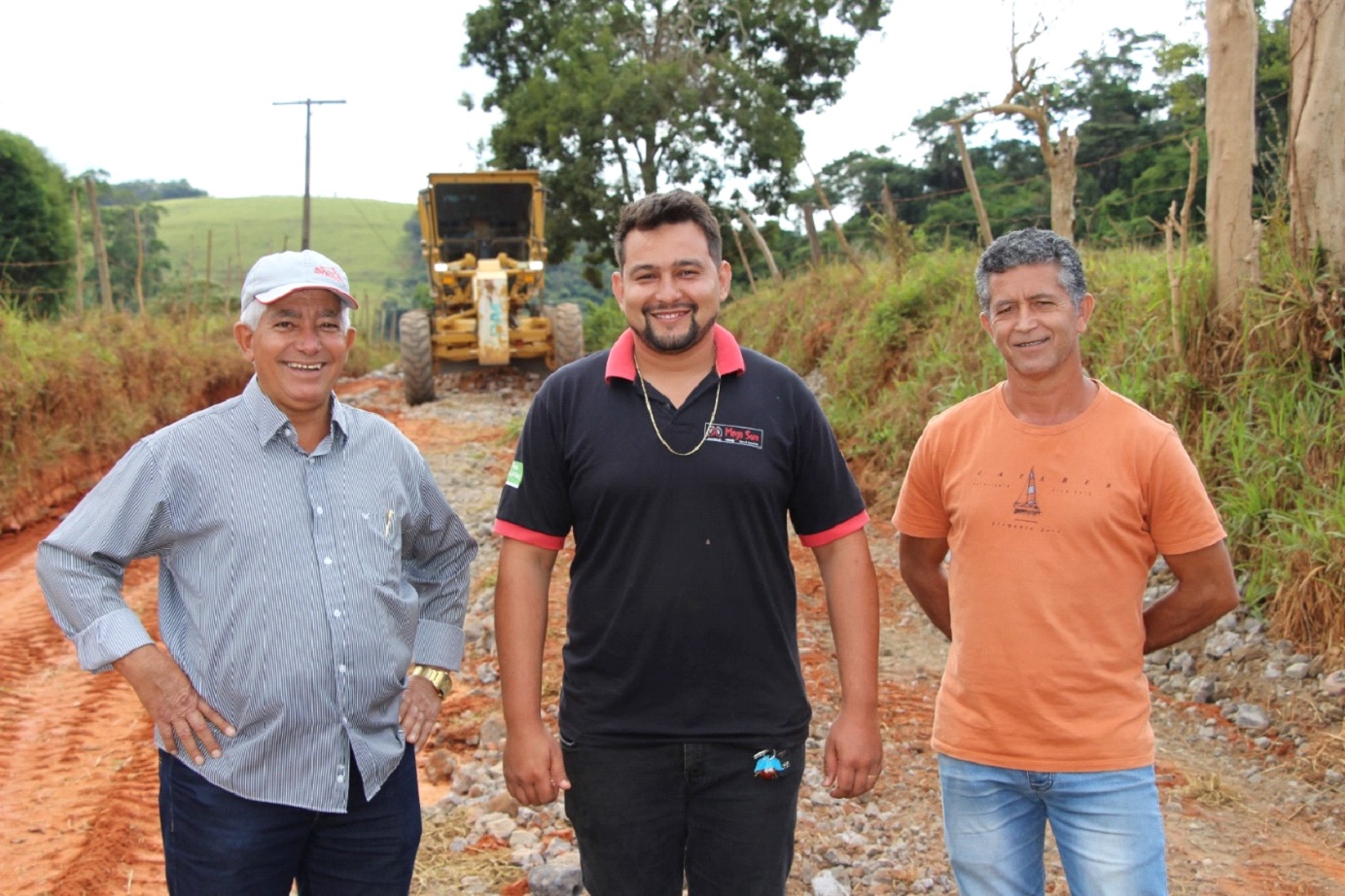 Prefeito e vice acompanham obras de manutenção das estradas em Vermelho Novo