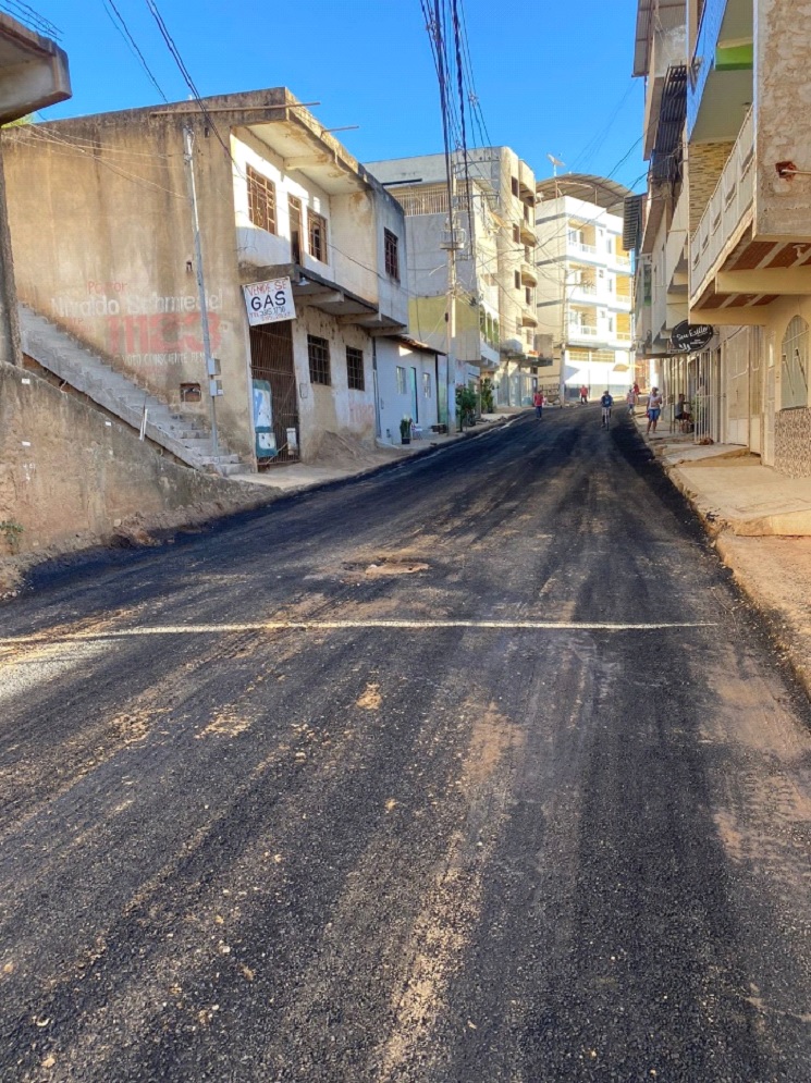 Rua Palma Cimini Lucca recebe pavimentação asfáltica em Inhapim