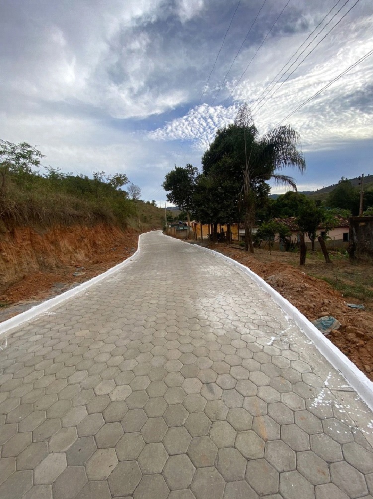 Distrito de Macadame recebe pavimentação de ruas