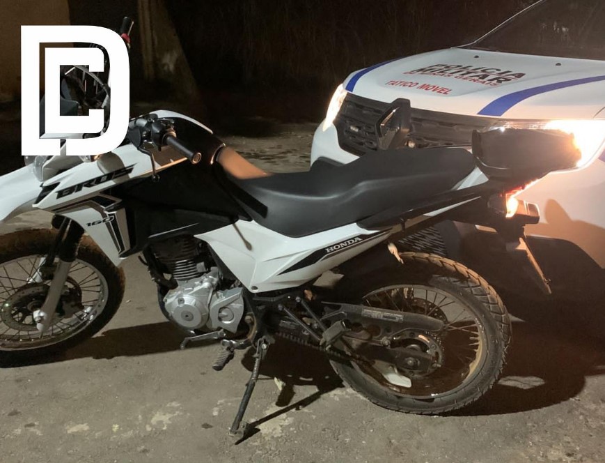 Polícia Militar recupera moto roubada e detém dois autores