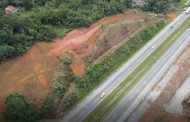 Obras de recuperação de pavimento e terraplenos na BR-116, em Minas Gerais
