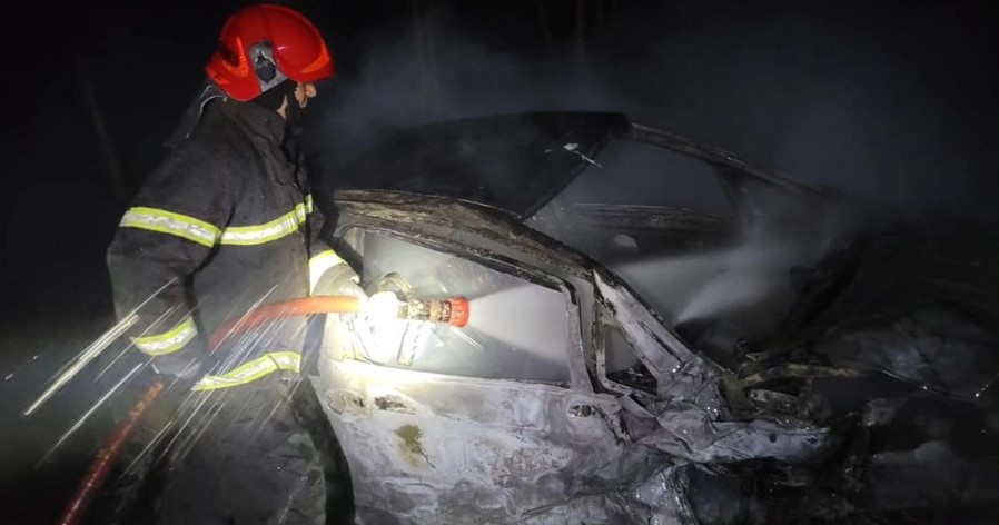 Após colisão, carro pega fogo em Santa Rita de Minas