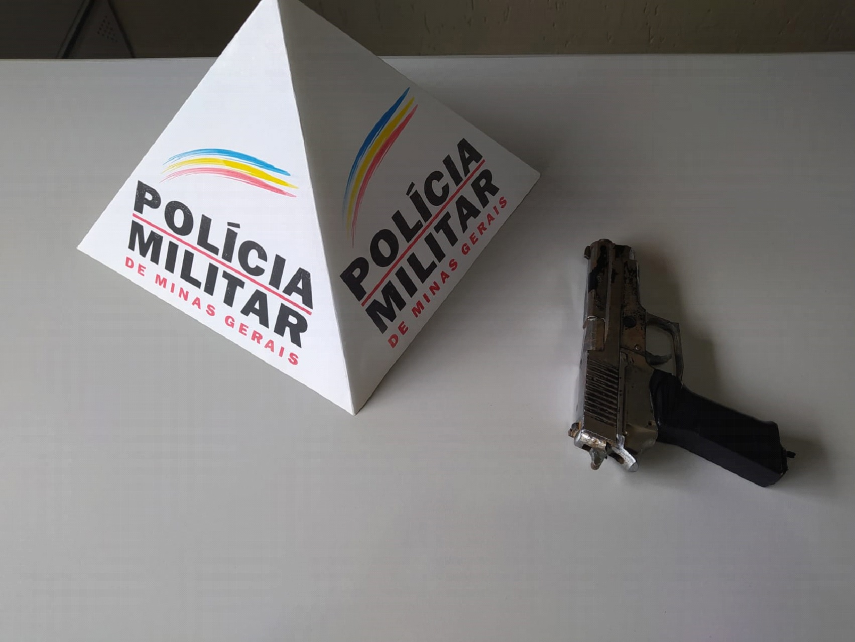 Réplica de arma apreendida com aluno em São Domingos das Dores