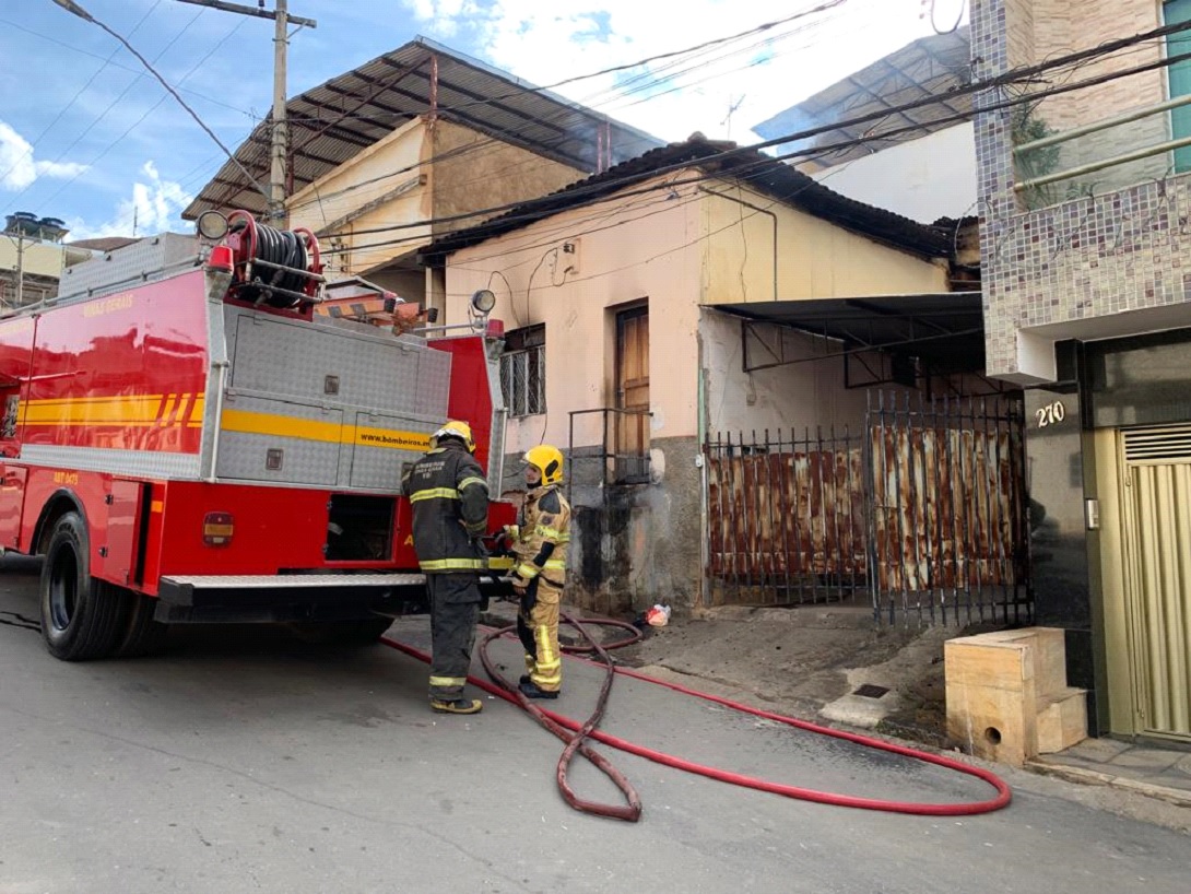 Casa incendiada no bairro Santo Antônio