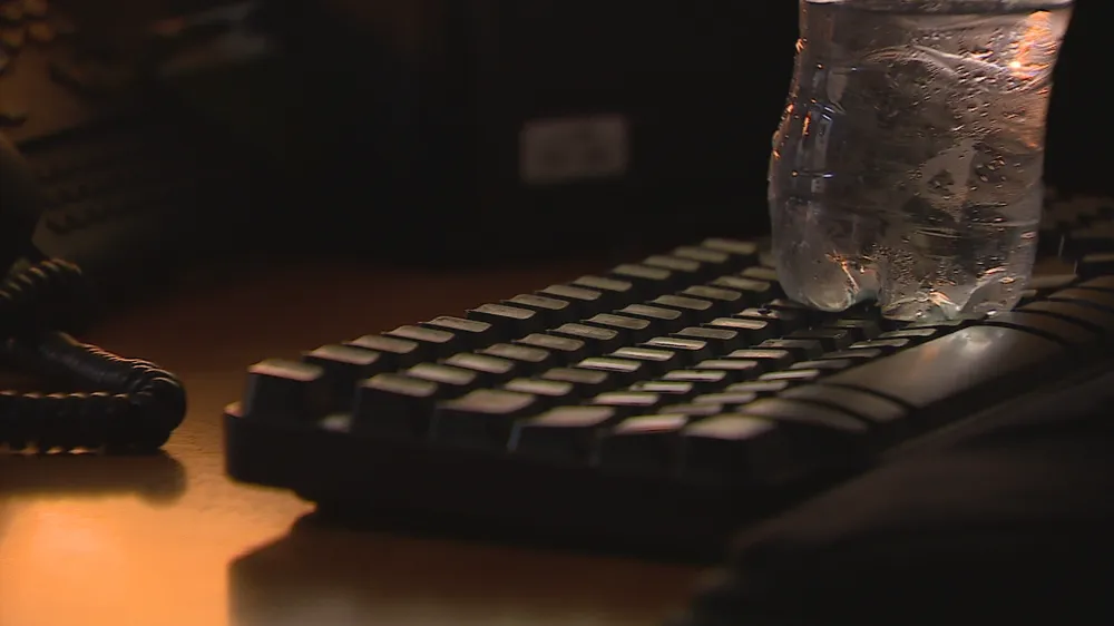 Médica do Samu deixava garrafa d'água sobre teclado de computador para fingir que estava trabalhando, diz coordenador