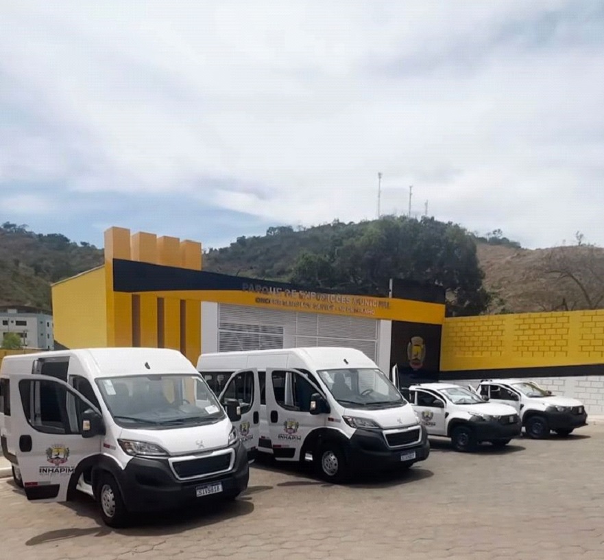 Prefeitura de Inhapim entrega quatro novos veículos para população