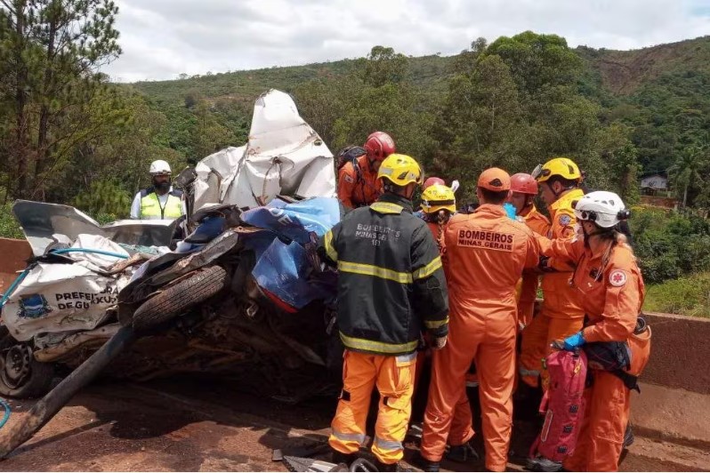 Seis pessoas morrem em engavetamento com 12 veículos na BR-381, em Igarapé