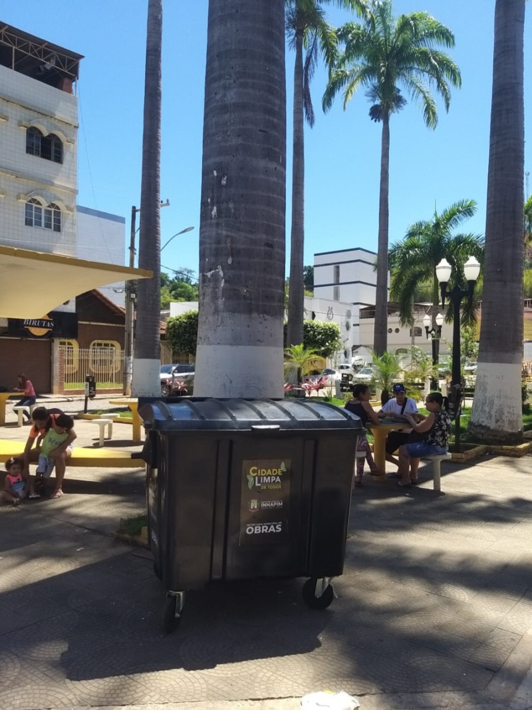 Prefeitura instala contêineres para disposição de resíduos sólidos em pontos estratégicos do centro de Inhapim