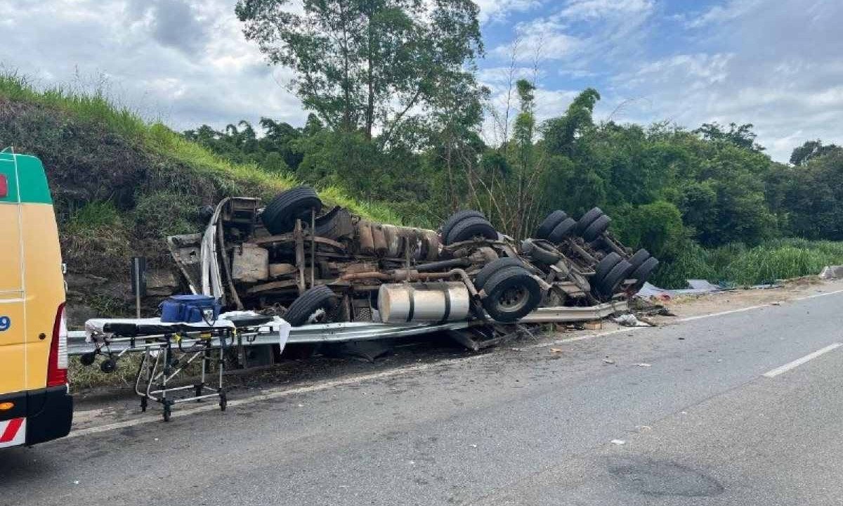Minas: mãe e filha morrem em tombamento de caminhão na BR-381
