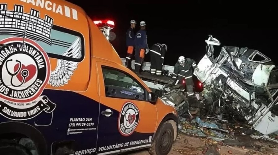 Batida entre caminhão e ônibus deixa 24 pessoas mortas na Bahia, diz PRF