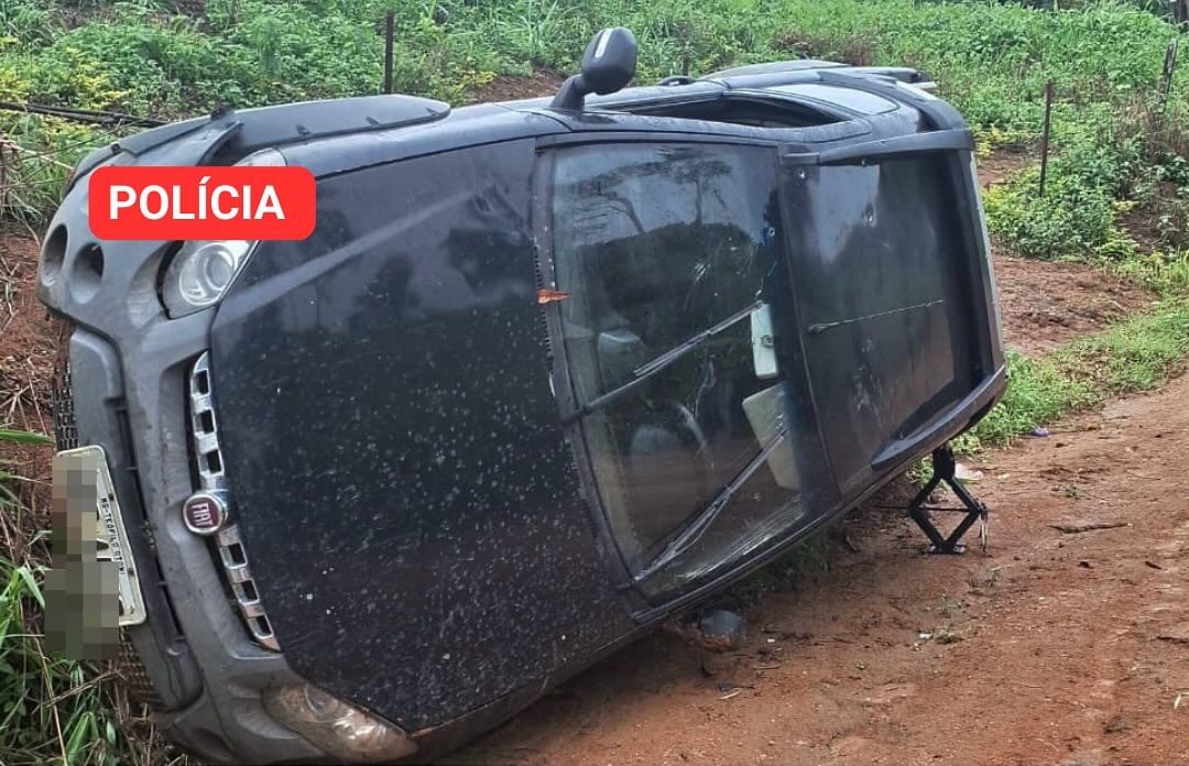 Carro com placa de T. Otoni cravado de tiros é encontrado tombado em Francisco Sá, distrito de Carlos Chagas