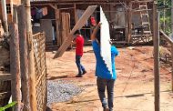 Prefeitura de Inhapim inicia distribuição de telhas às famílias atingidas por temporal