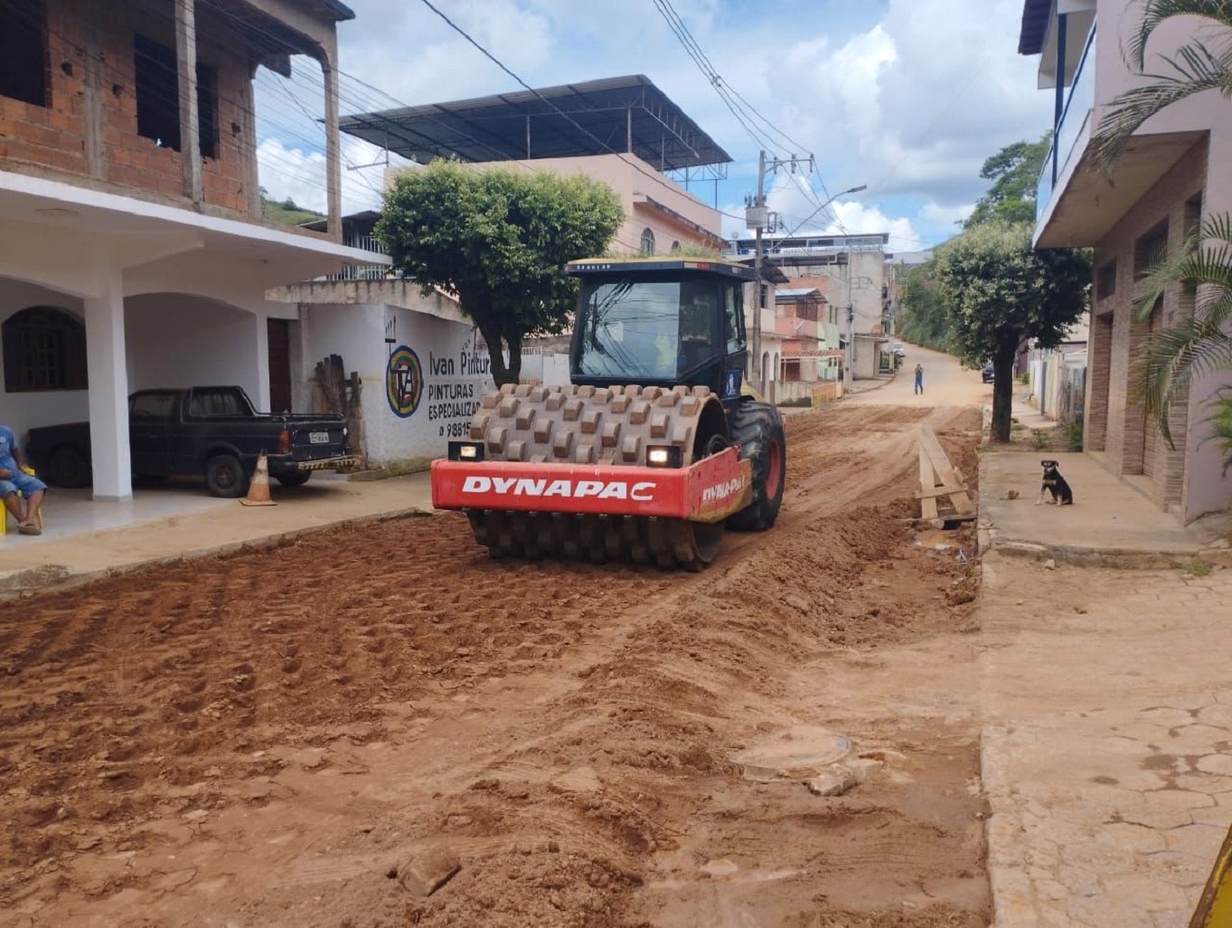 Iniciada as obras de pavimentação asfáltica da rua dos Amaros, no centro de Inhapim