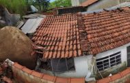 Pedra gigante atinge e destrói parte de casa após deslizamento de terra em Aparecida, SP