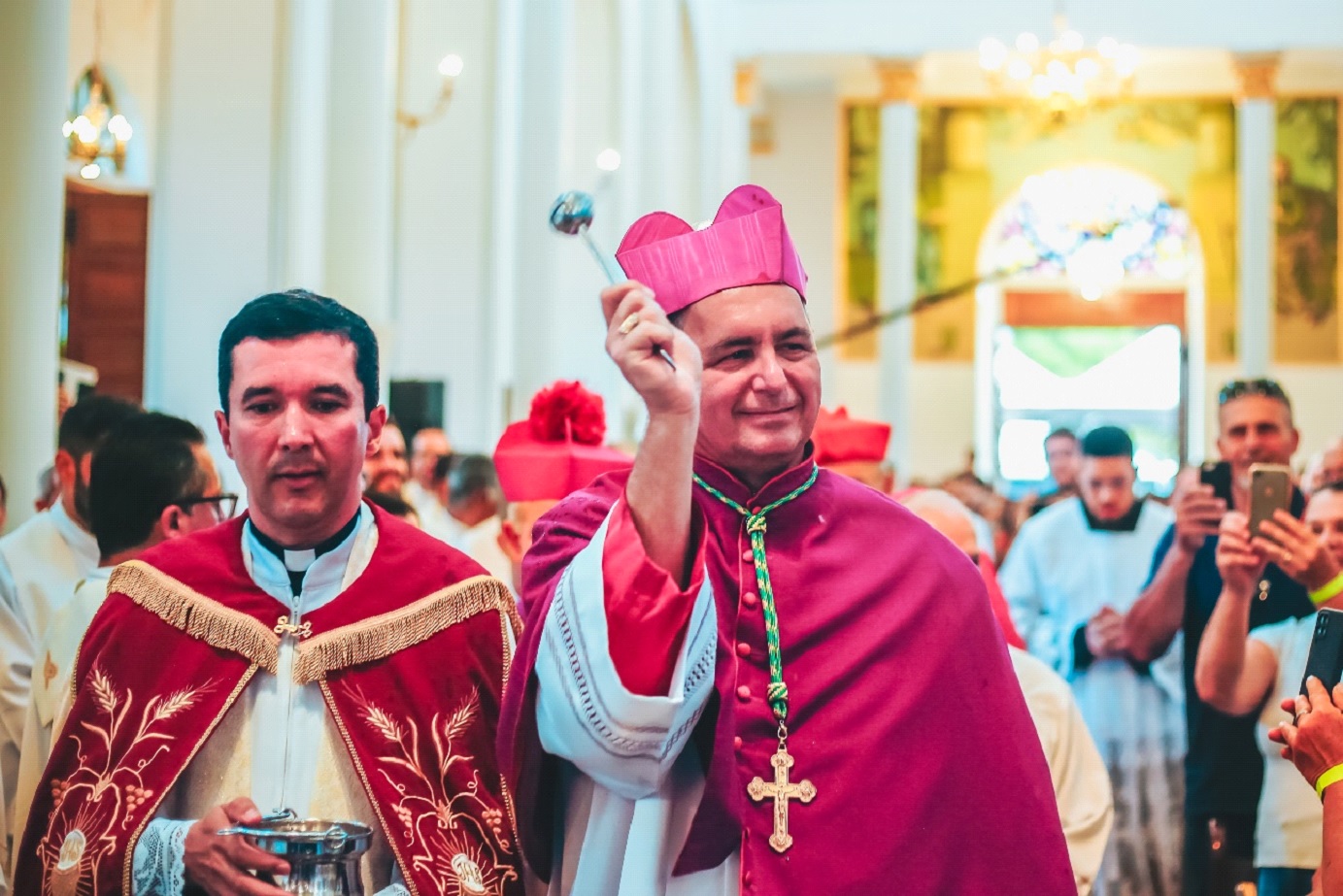 Dom Juarez Delorto Secco é empossado bispo da Diocese de Caratinga