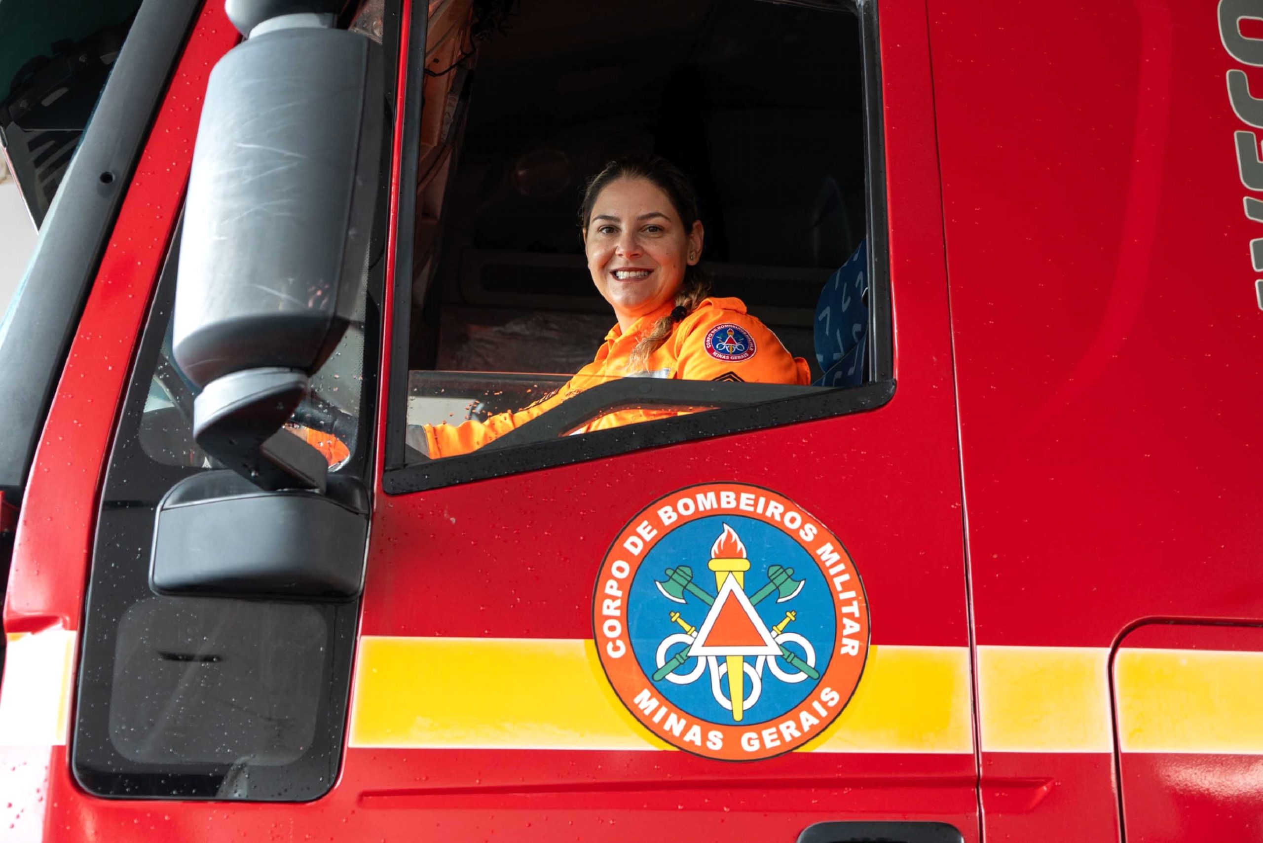 Adrenalina e responsabilidade marcam o dia a dia de mulheres que dirigem viaturas de grande porte do Corpo de Bombeiros de Minas Gerais