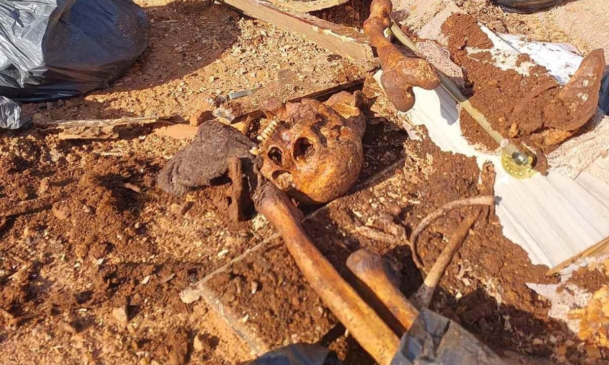Do cemitério ao lixão: cidade de MG apura denúncia de abandono de restos mortais
