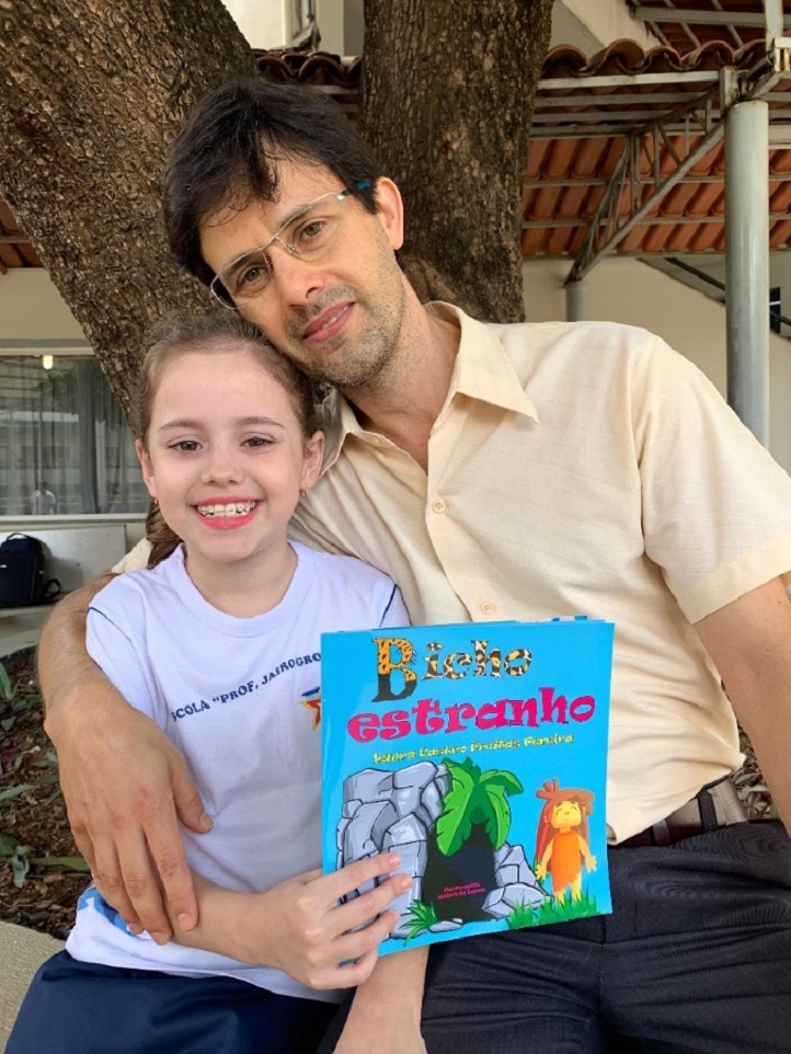 “Bicho Estranho”: Estudante lança primeiro livro, aos oito anos de idade