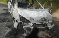 PM procura por autores que roubaram carro de jovens e colocaram fogo
