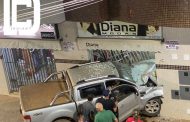 Motorista de Inhapim perde controle direcional de caminhonete e colide contra loja