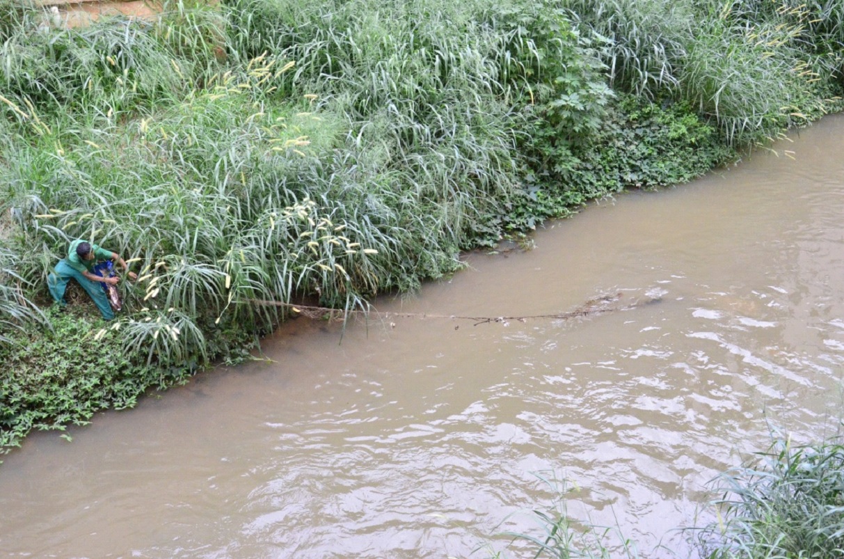 DIÁRIO flagra rede de pesca no leito do Rio Caratinga