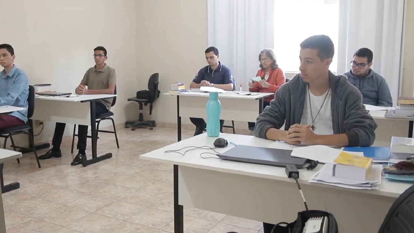 Seminaristas do Propedêutico de Ubaporanga têm aula de “crônica” com escritor Eugênio Maria Gomes