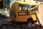 Ônibus de transporte escolar atropela servidora e derruba muro em Dom Corrêa