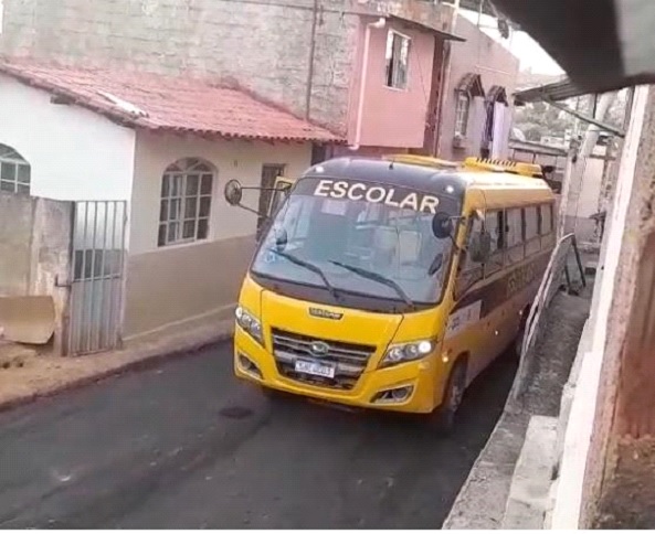 Micro-ônibus escolar furtado em Entre Folhas é encontrado em Inhapim